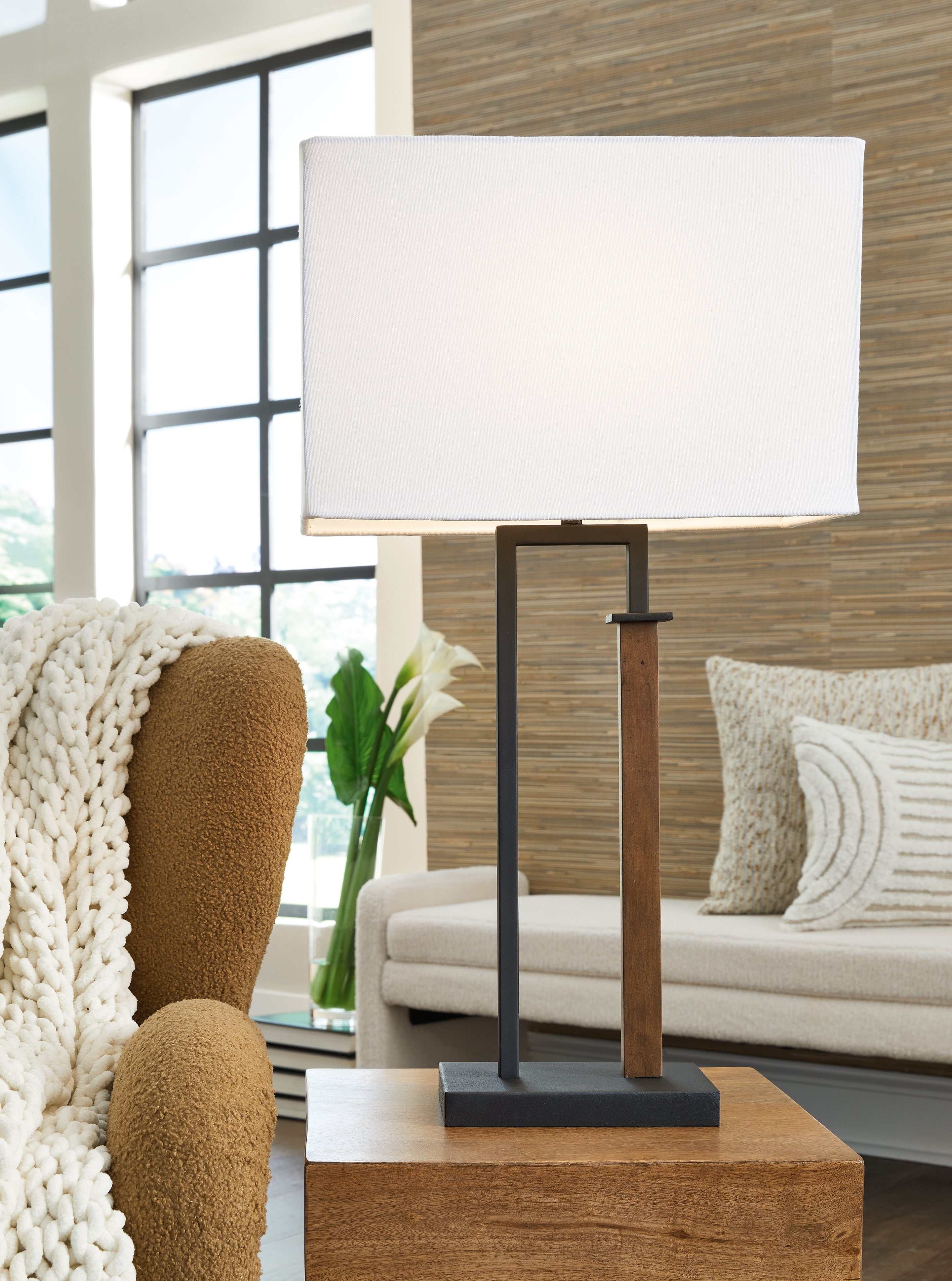 Leasing Furniture - Ashley Furniture - Voslen Lighting - Metal Table Lamp (Set of 2) / Black/Brown - L204554