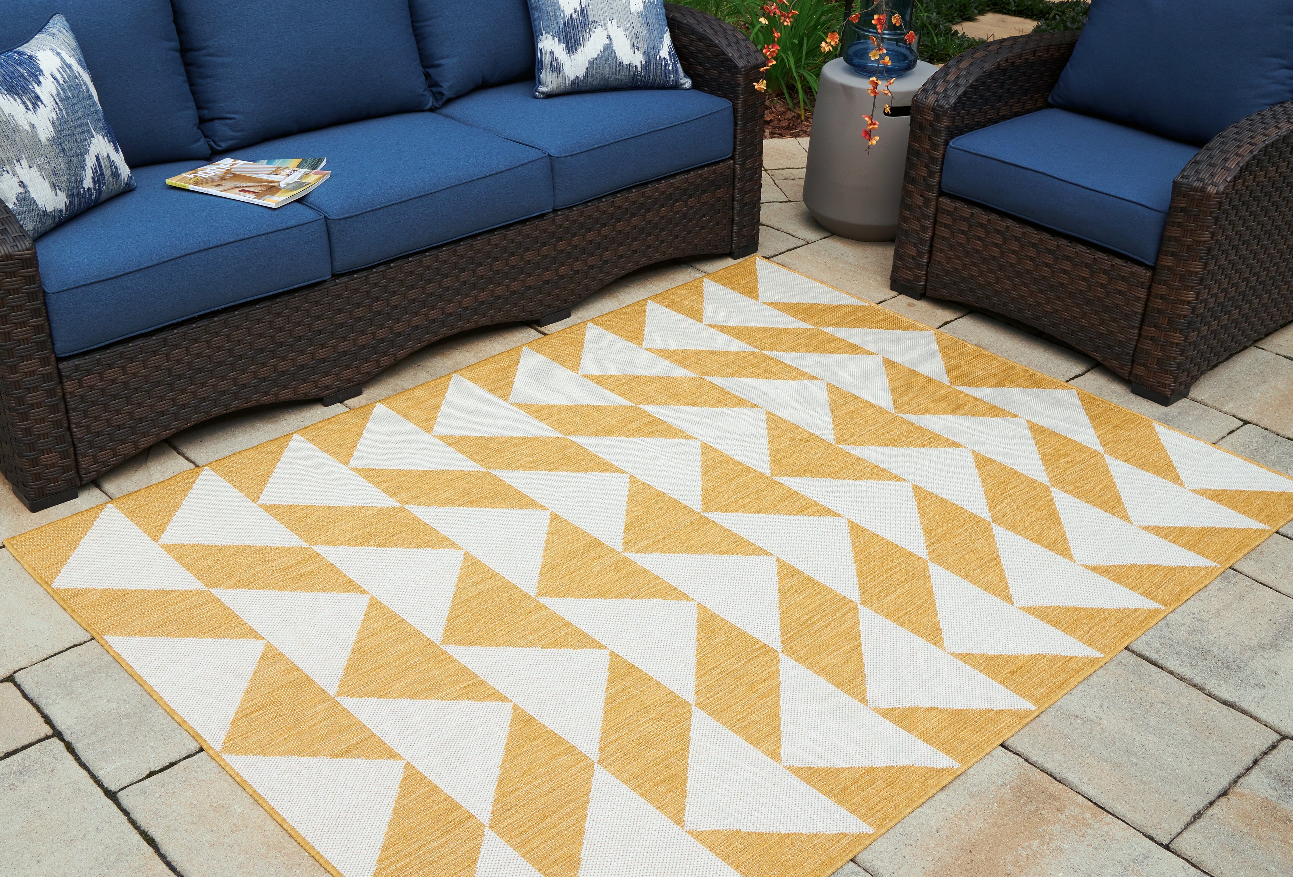 Leasing Furniture - Ashley Furniture - Thomley Rug - 5' x 7' Rug / Ivory/Yellow - R900062