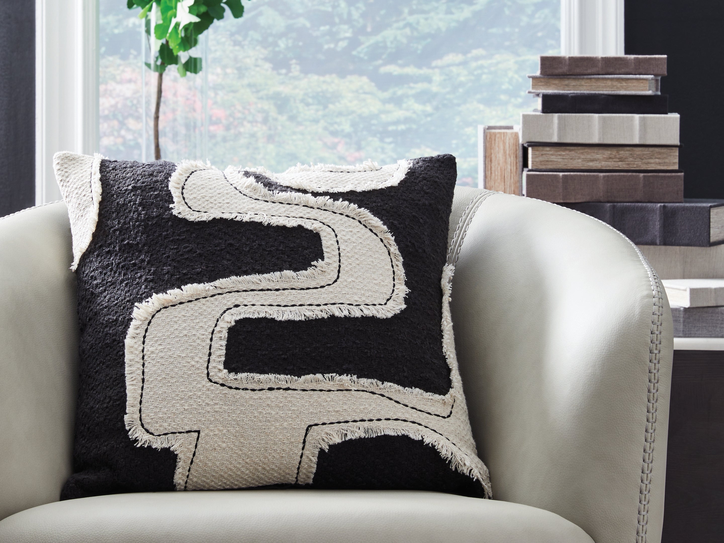 Leasing Furniture - Ashley Furniture - Veerbank Pillows - Pillow (4/CS) / Black/Beige - A1001114