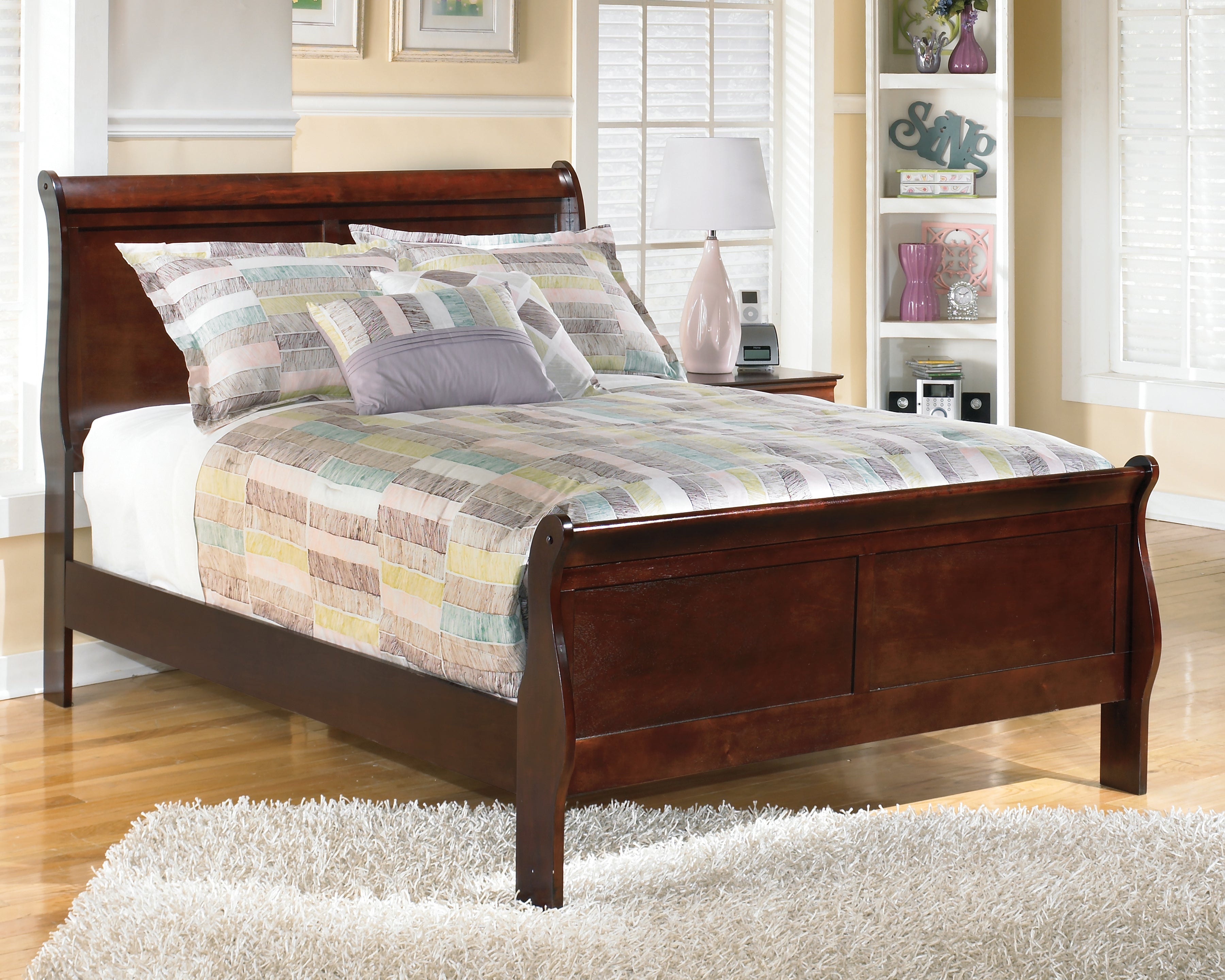 Leasing Furniture - Ashley Furniture - Alisdair Bedroom - Full Sleigh Bed / Reddish Brown - B376B4