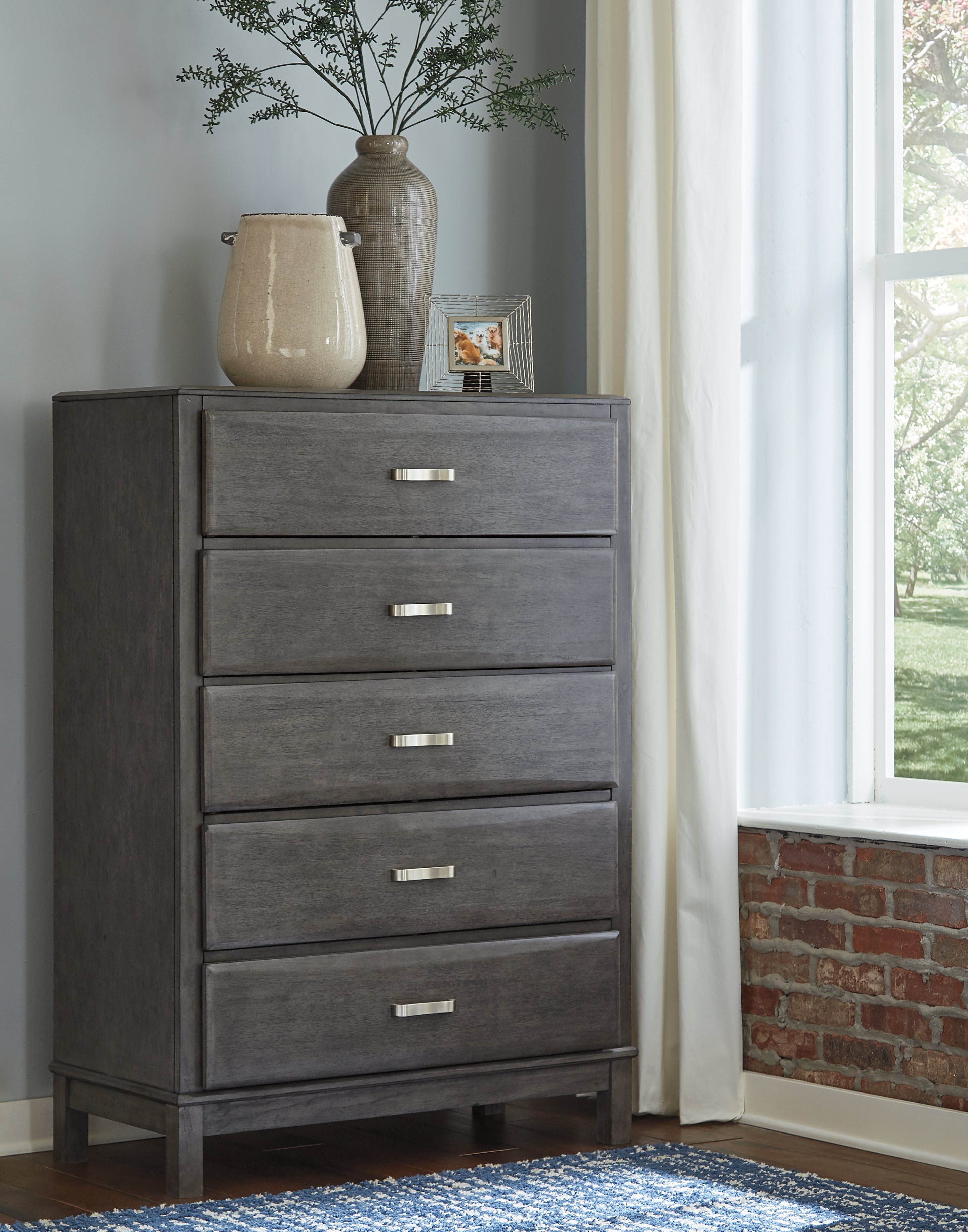 Leasing Furniture - Ashley Furniture - Caitbrook Bedroom - Five Drawer Chest / Gray - B476-46