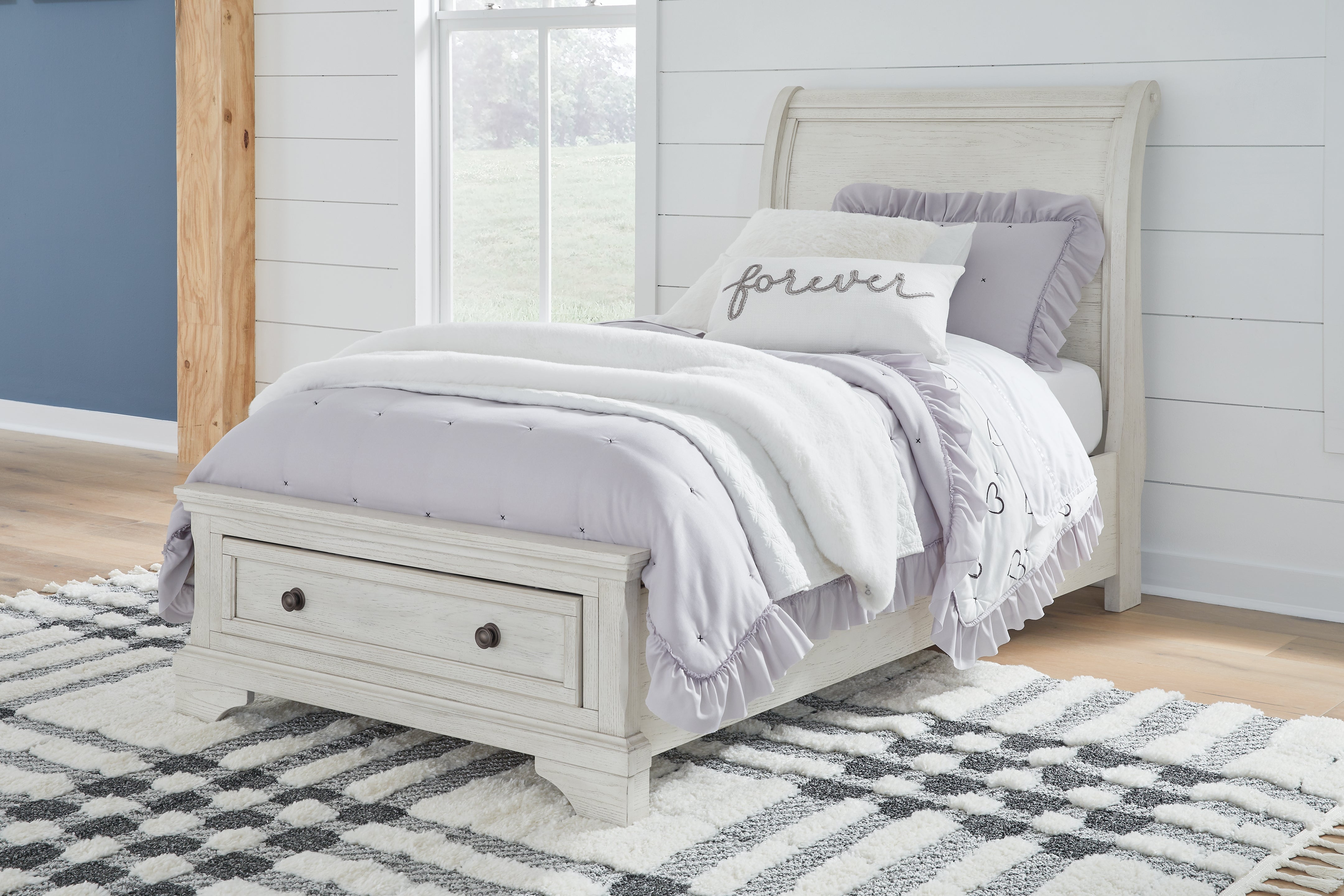 Leasing Furniture - Ashley Furniture - Robbinsdale Bedroom - Twin Sleigh Storage Bed / Antique White - B742B12