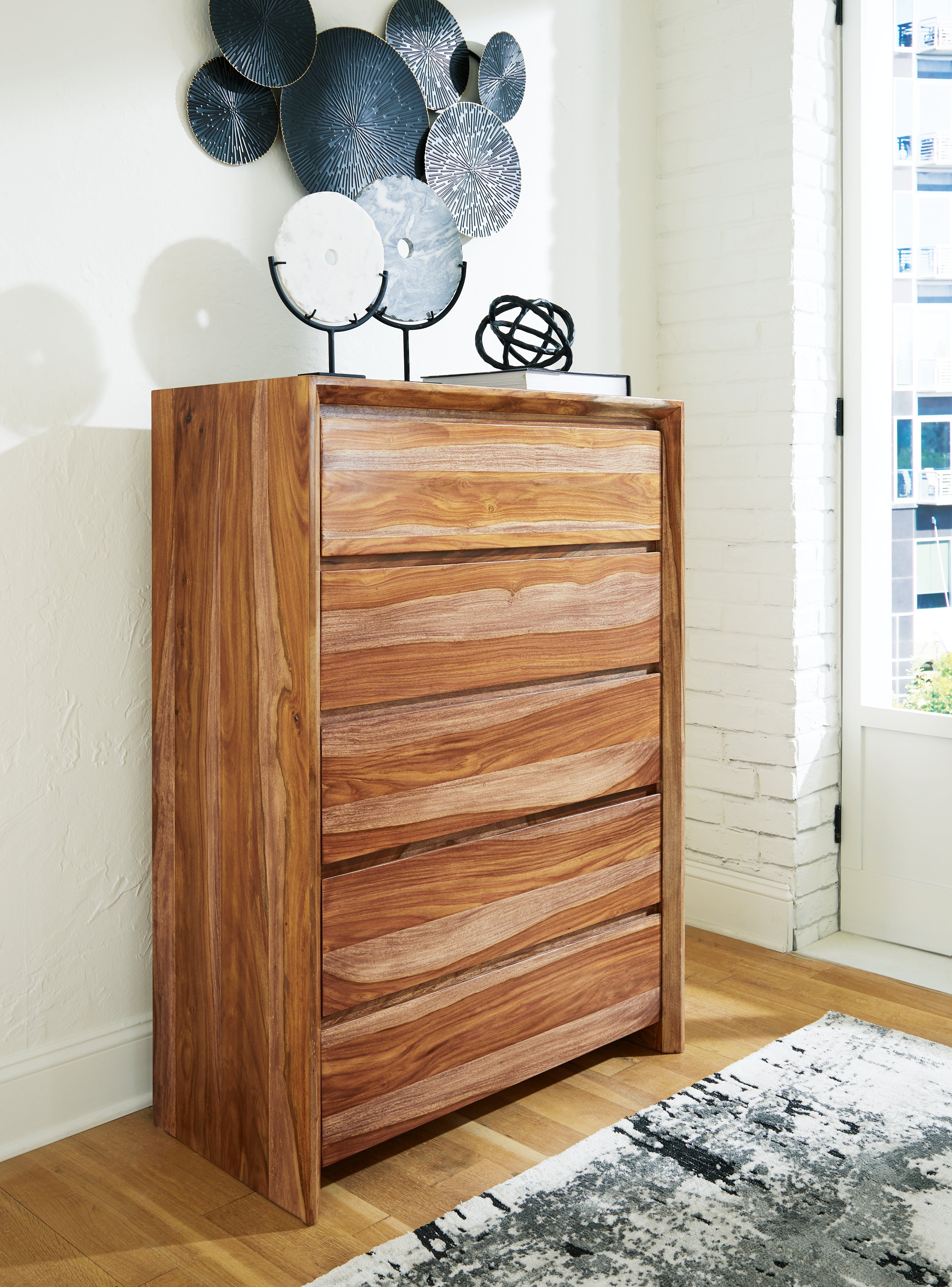 Leasing Furniture - Ashley Furniture - Dressonni Bedroom - Five Drawer Chest / Brown - B790-46