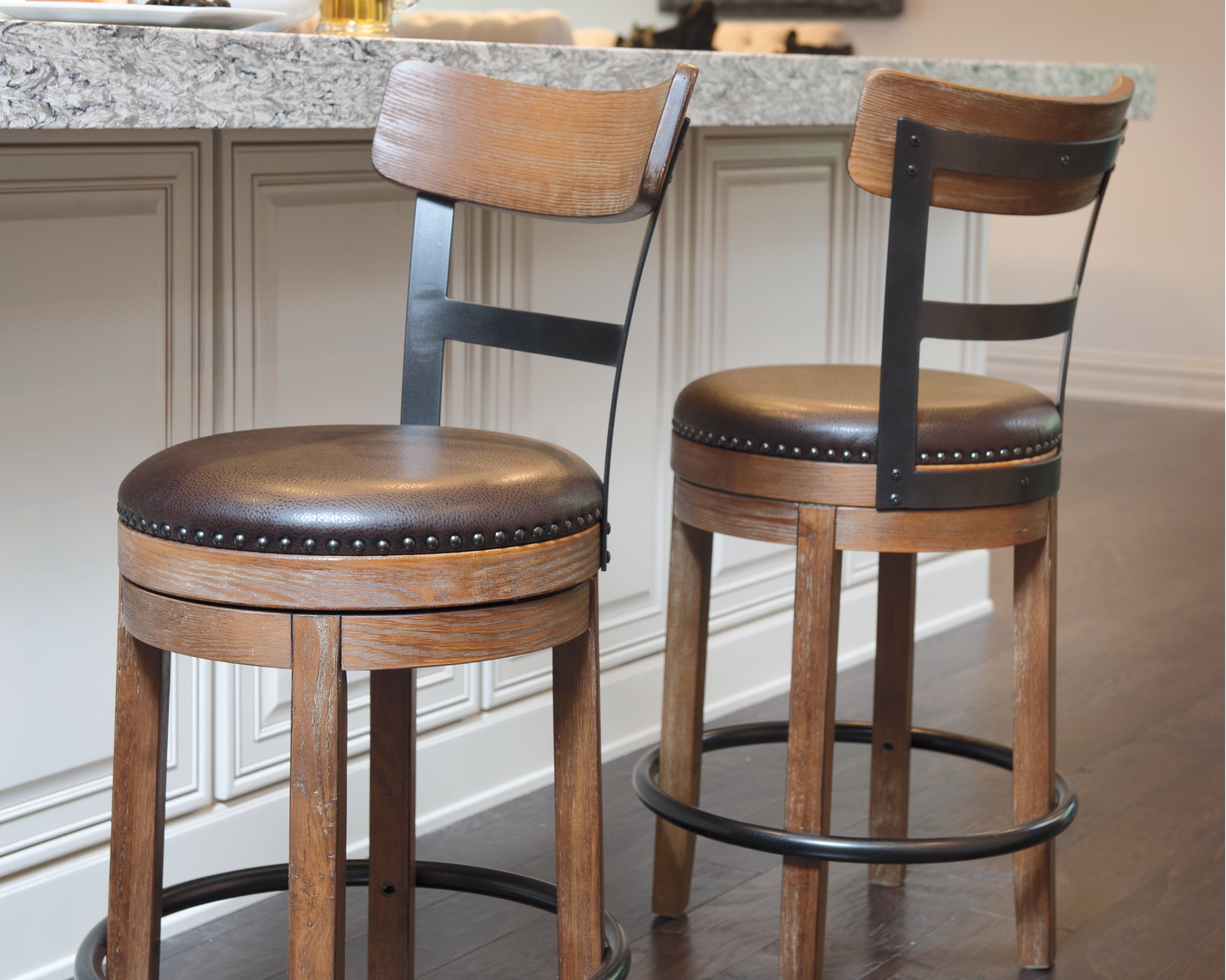Leasing Furniture - Ashley Furniture - Pinnadel Dining Room - Counter Height Bar Stool (Set of 2) / Grayish Brown - D542-124X2