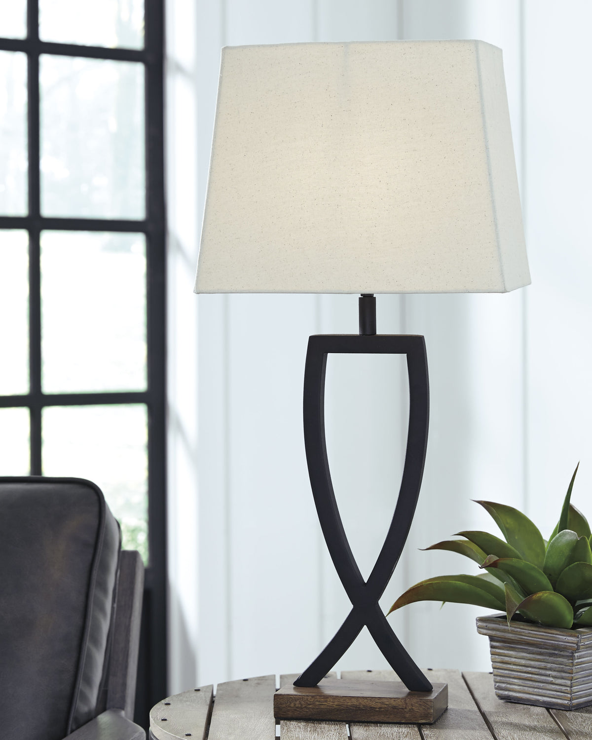 Leasing Furniture - Ashley Furniture - Makara Lighting - Metal Table Lamp (Set of 2) / Black/Brown - L204174