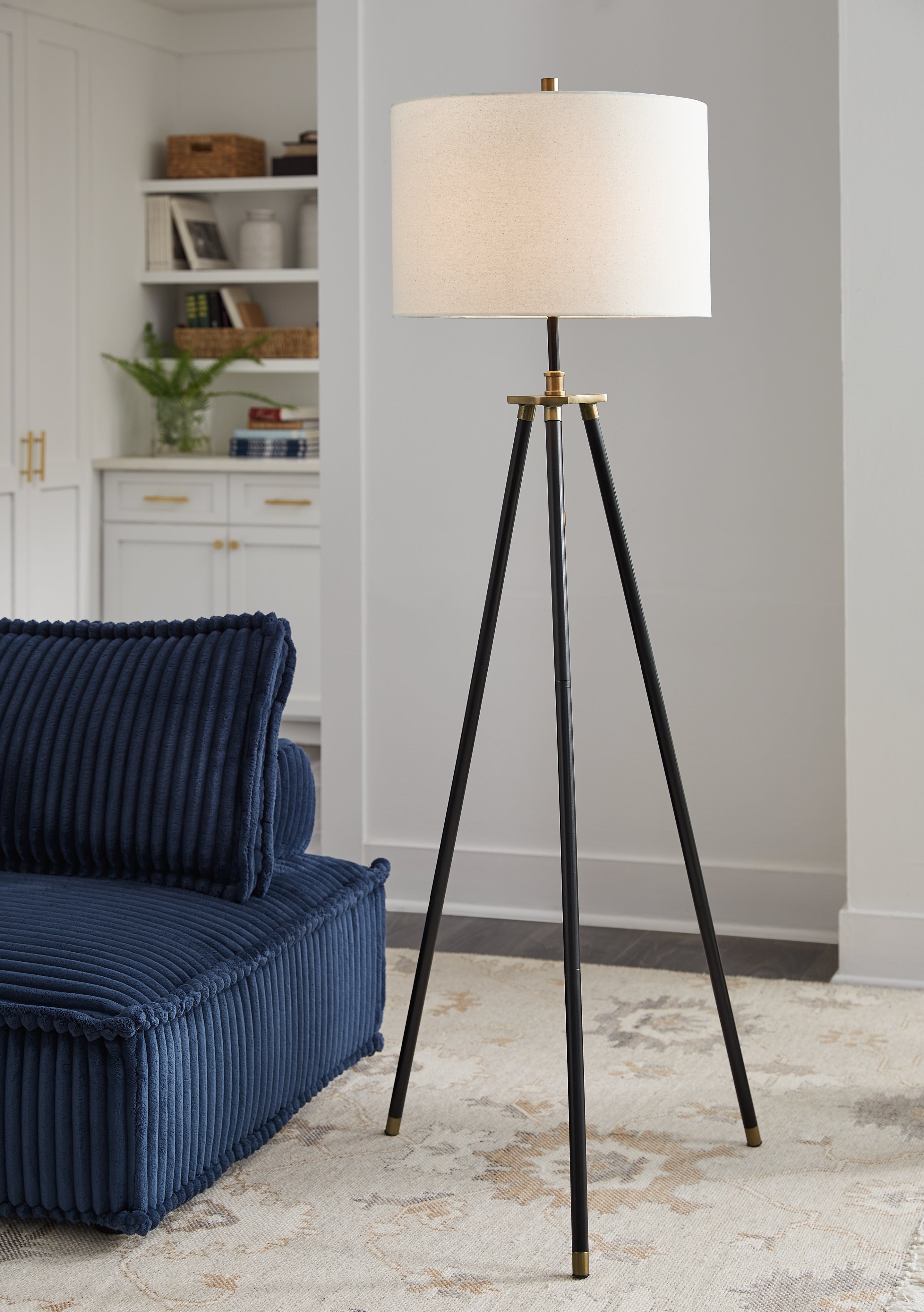Leasing Furniture - Ashley Furniture - Cashner Lighting - Metal Floor Lamp (1/CN) / Black/Gold Finish - L206101