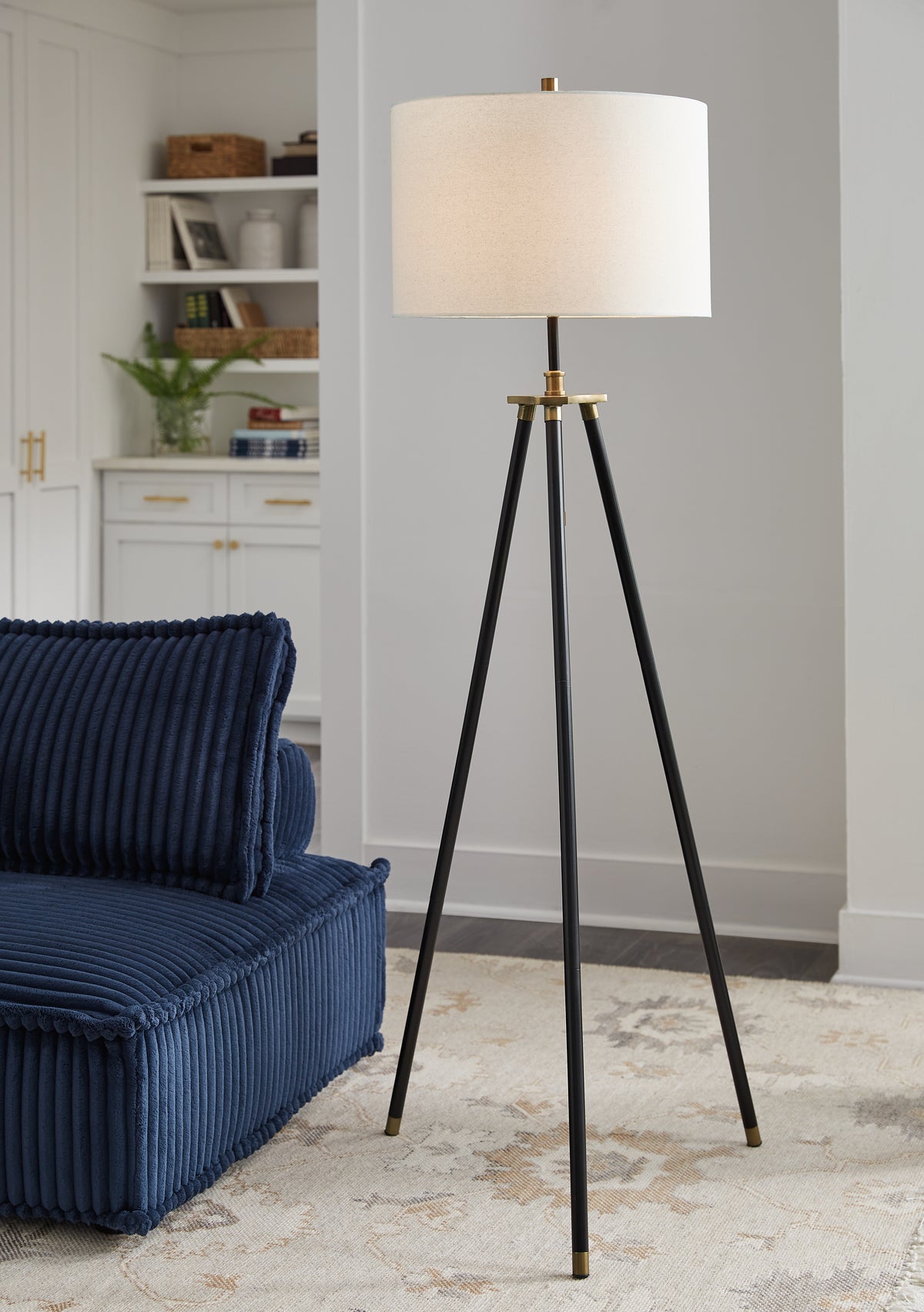 Leasing Furniture - Ashley Furniture - Cashner Lighting - Metal Floor Lamp (1/CN) / Black/Gold Finish - L206101