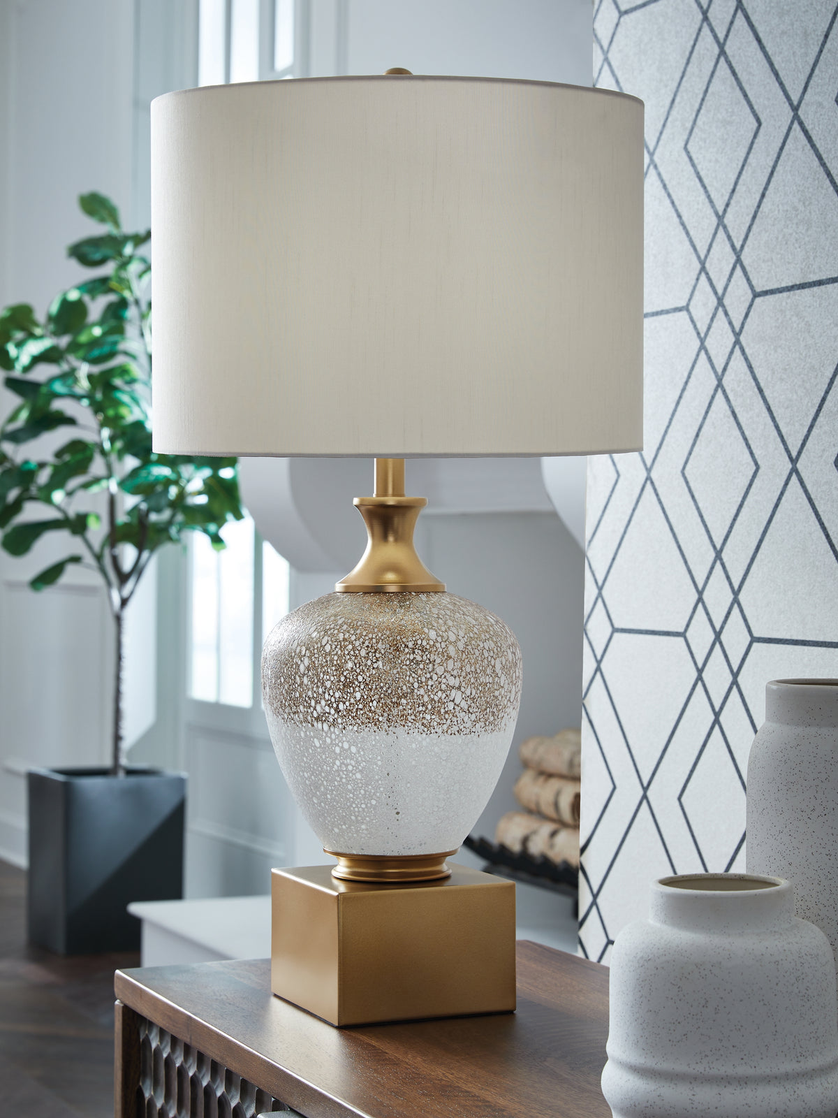 Leasing Furniture - Ashley Furniture - Tavisburg Lighting - Glass Table Lamp (1/CN) / Brown/White/Gold - L430894