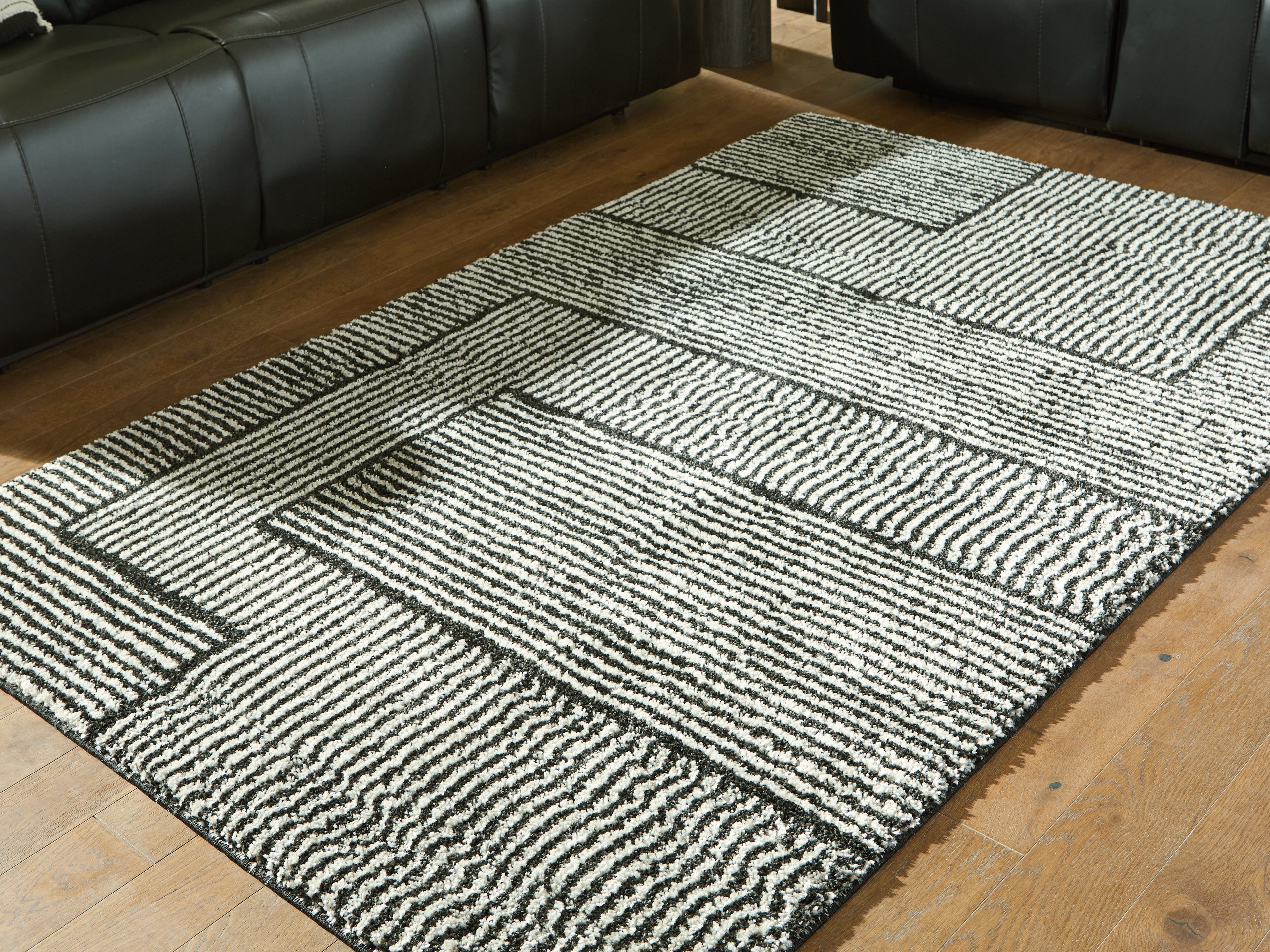 Leasing Furniture - Ashley Furniture - Kurtmen Rug - 5' x 7' Area Rug / Black/Ivory - R407592